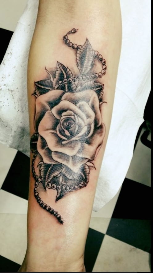 tornado Gezamenlijke selectie Rijp roos en parel ketting op arm - Tattooshop Ink Heaven